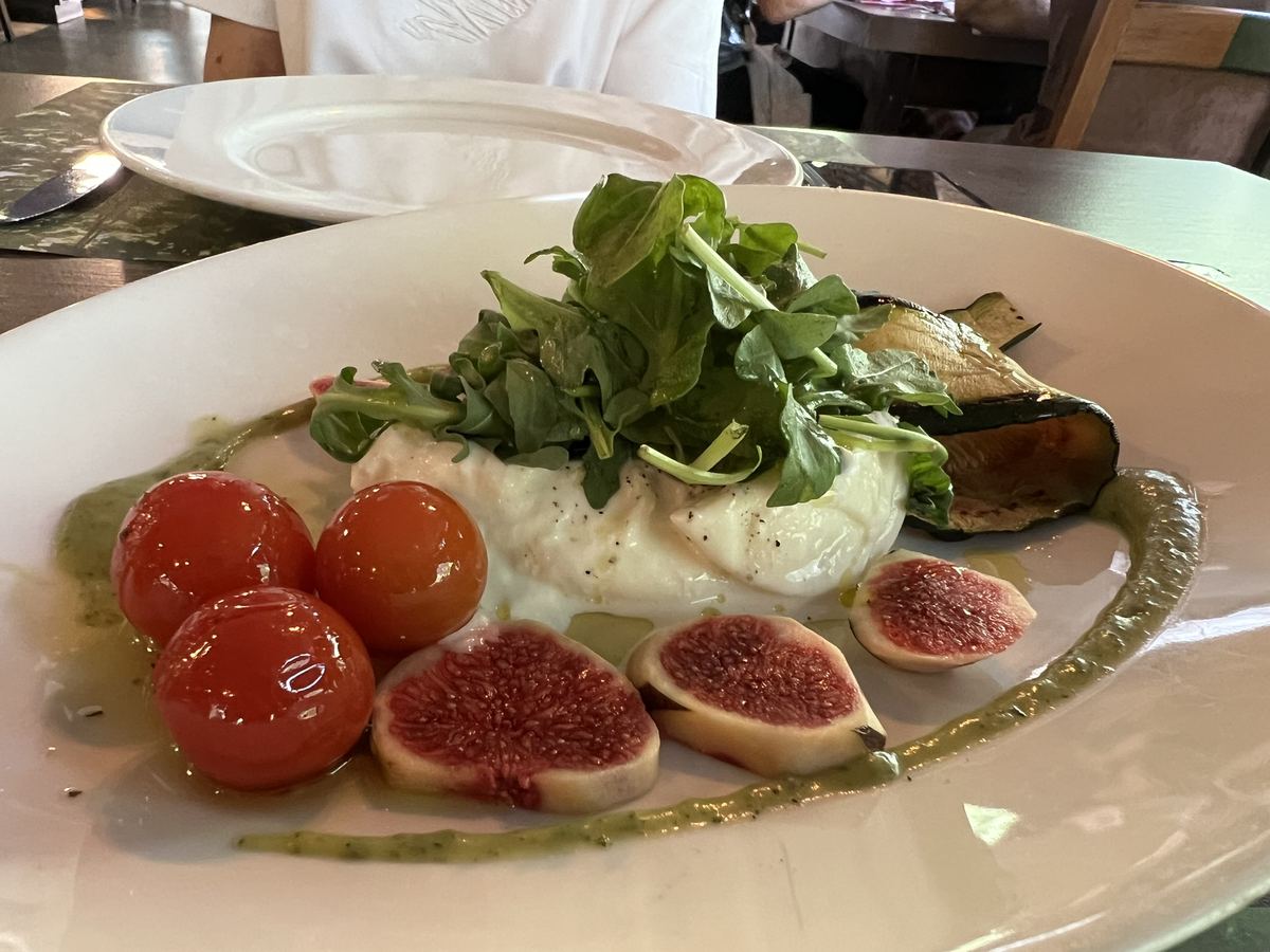 Burrata, figs & roasted tomatoes